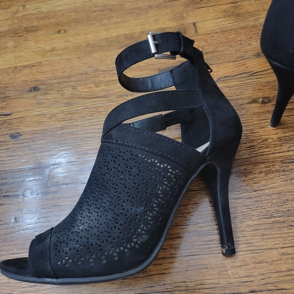 Lauren Conrad Black Heels - Picture 4 of 7